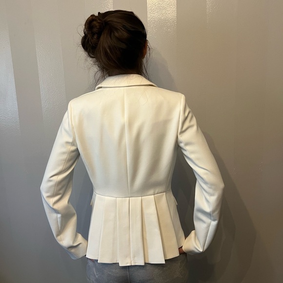 White Tailored Blazer with Notched Lapels and Fitted Silhouette - size 2T - Picture 4 of 6